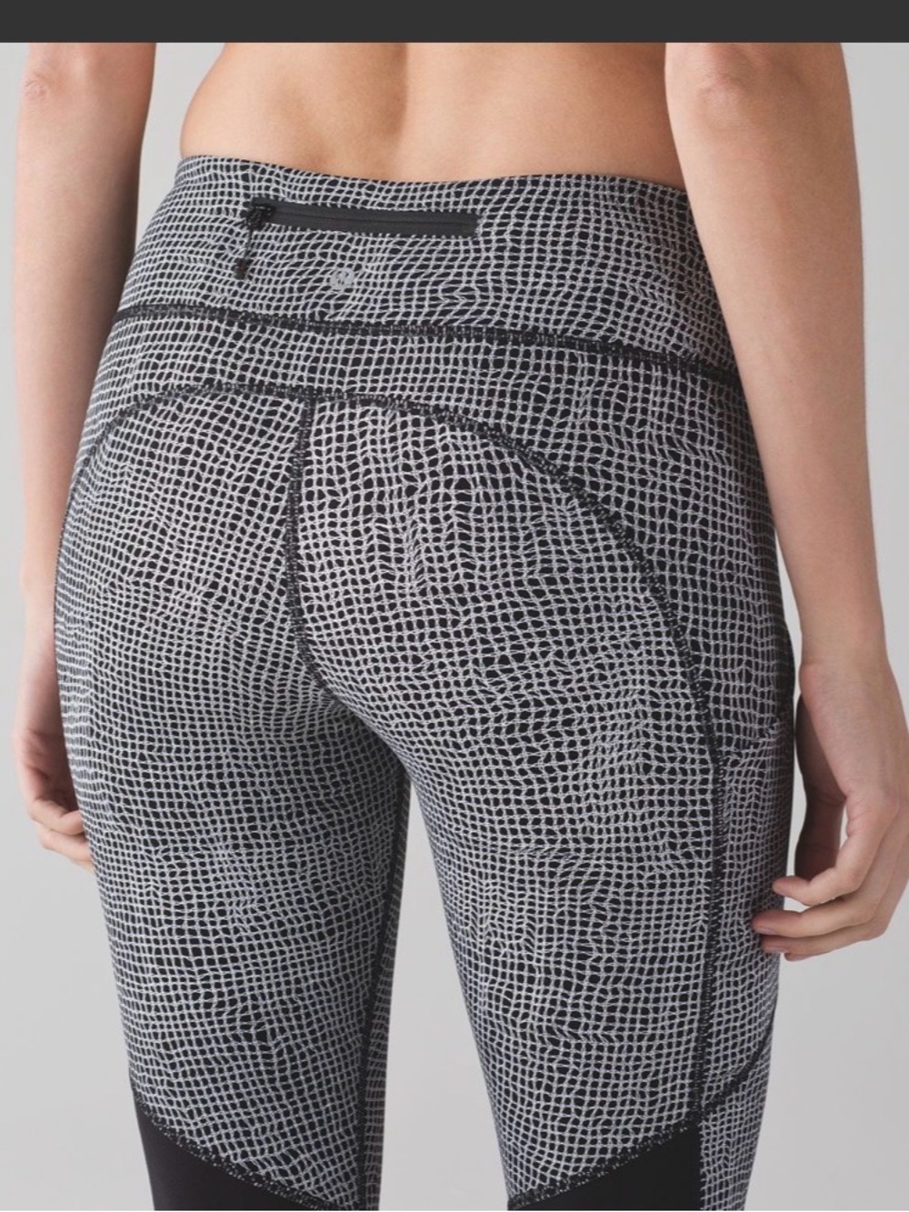 Lululemon Speed Tight V
Fall Net White Black / Black size 8